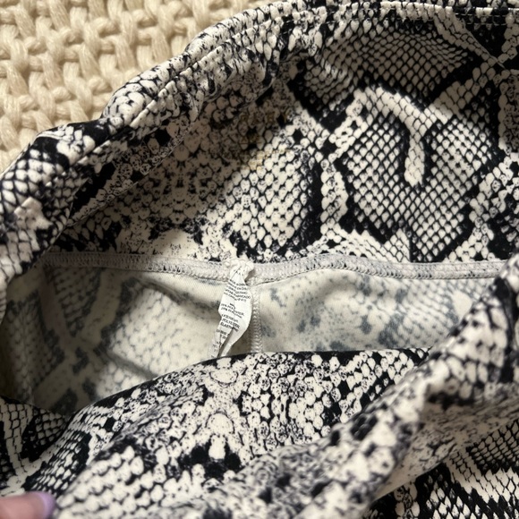 Varley xs snakeskin legging and bra set. Worn once, perfect condition. So soft! - Picture 4 of 4